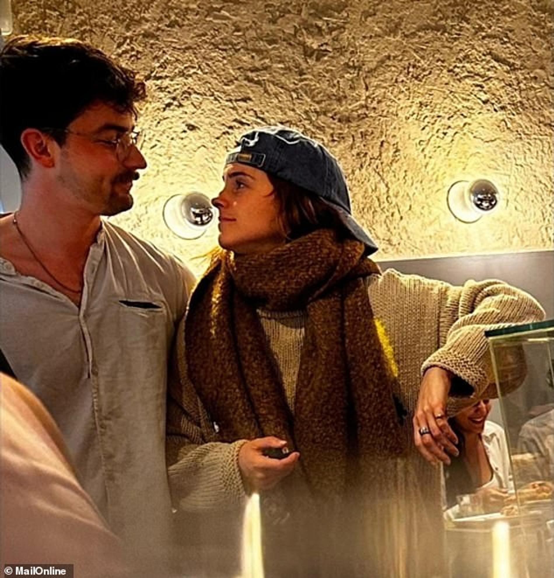 Эмма Уотсон со спутником. Фото: Daily Mail