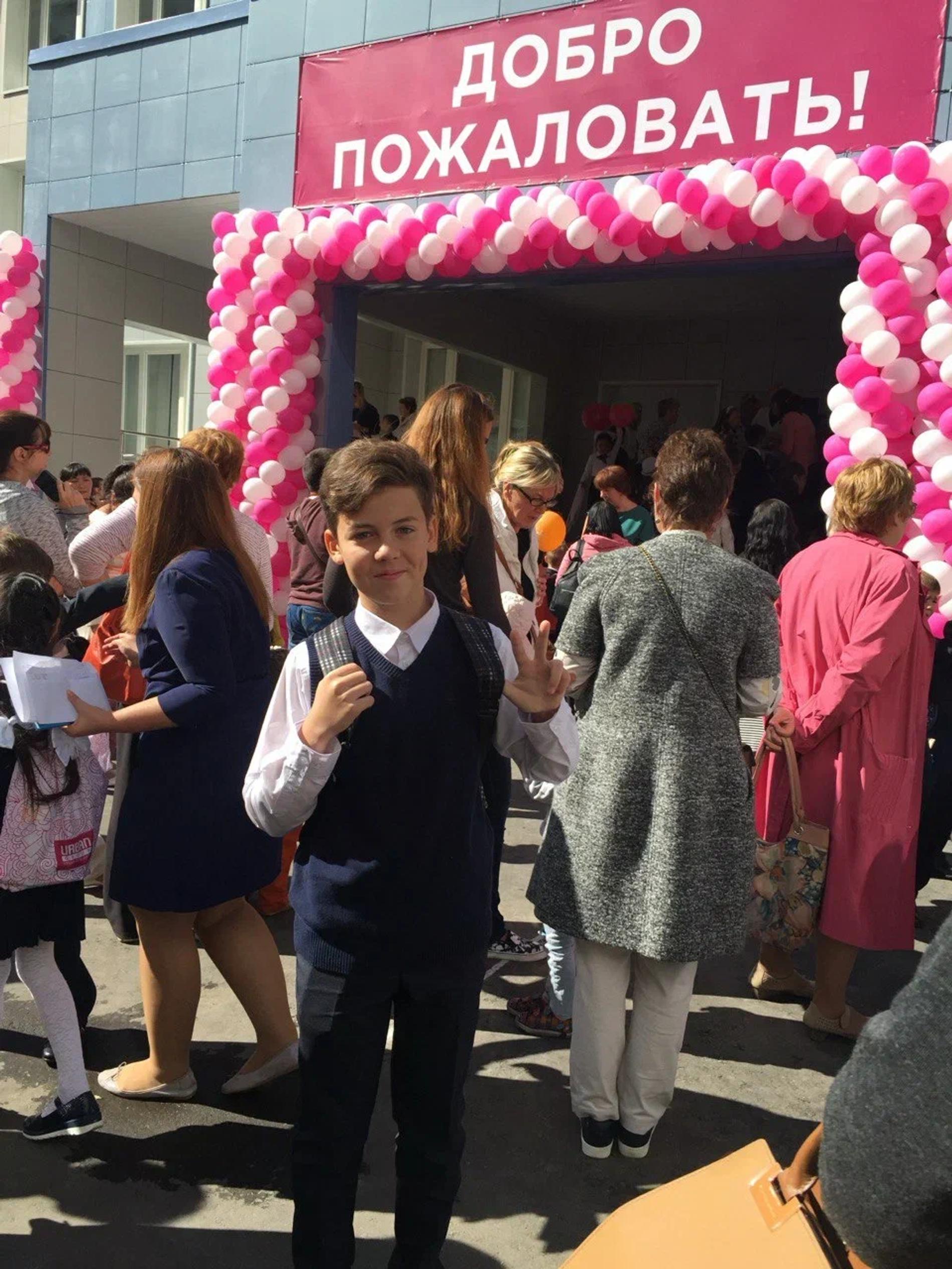 Кирилл Скрипник на школьной линейке. Фото: предоставлено командой артистов