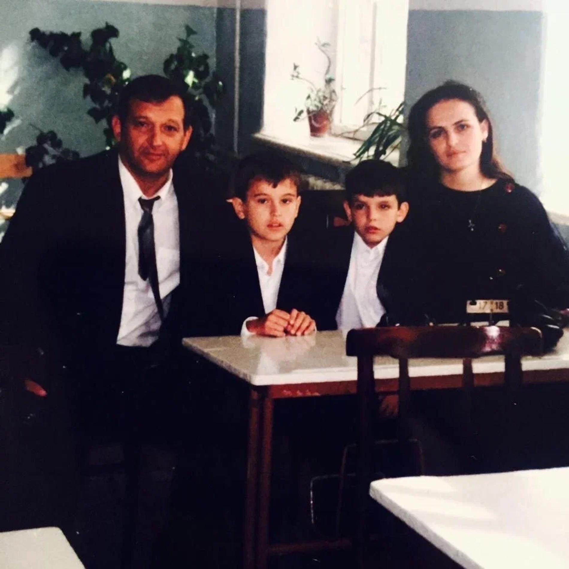 Андрей и Валери Бирбичадзе с родителями в школе. Фото: предоставлено командой артистов