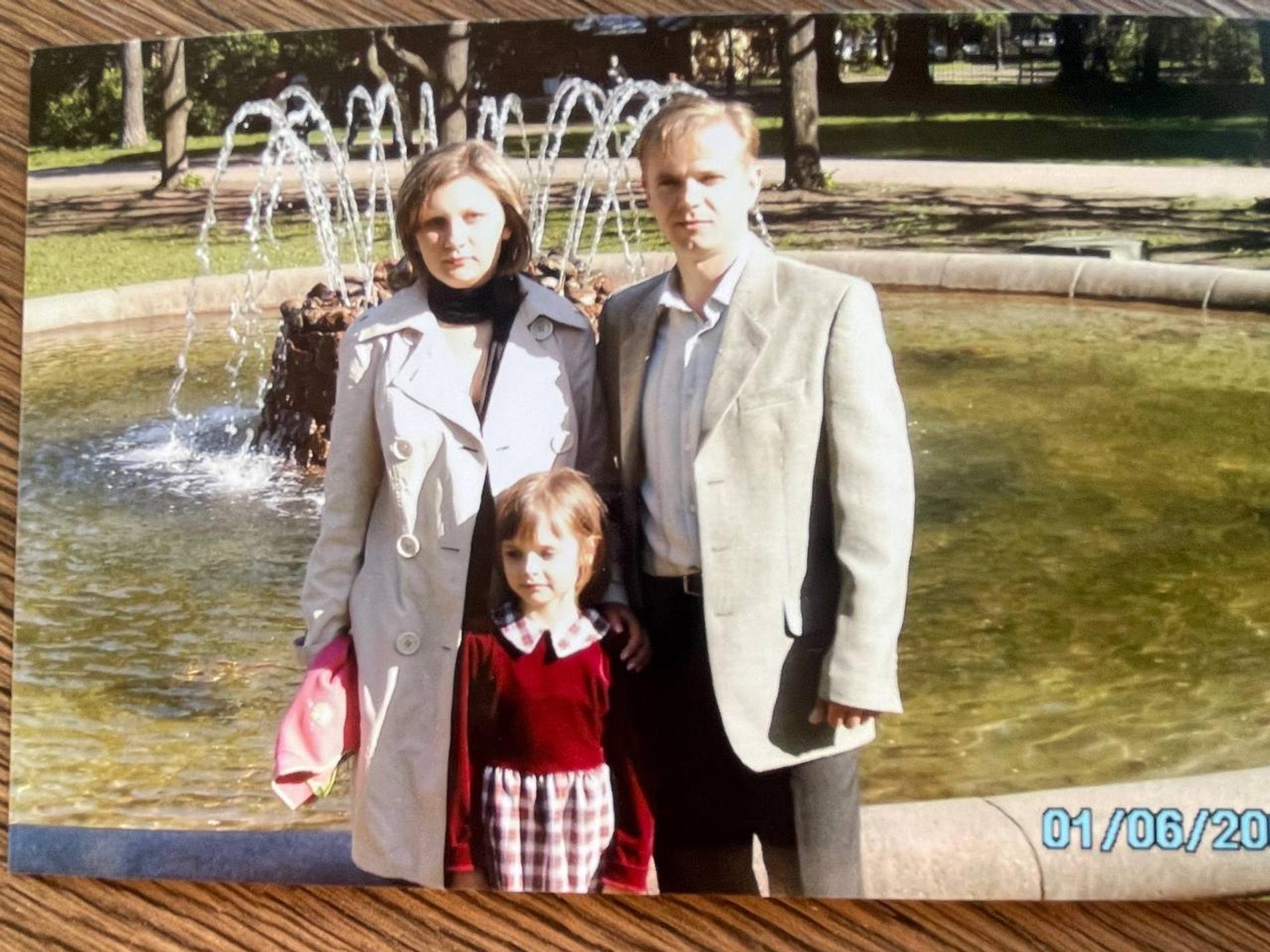 Аня Ищук с родителями на школьной линейке. Фото: предоставлено командой артиста