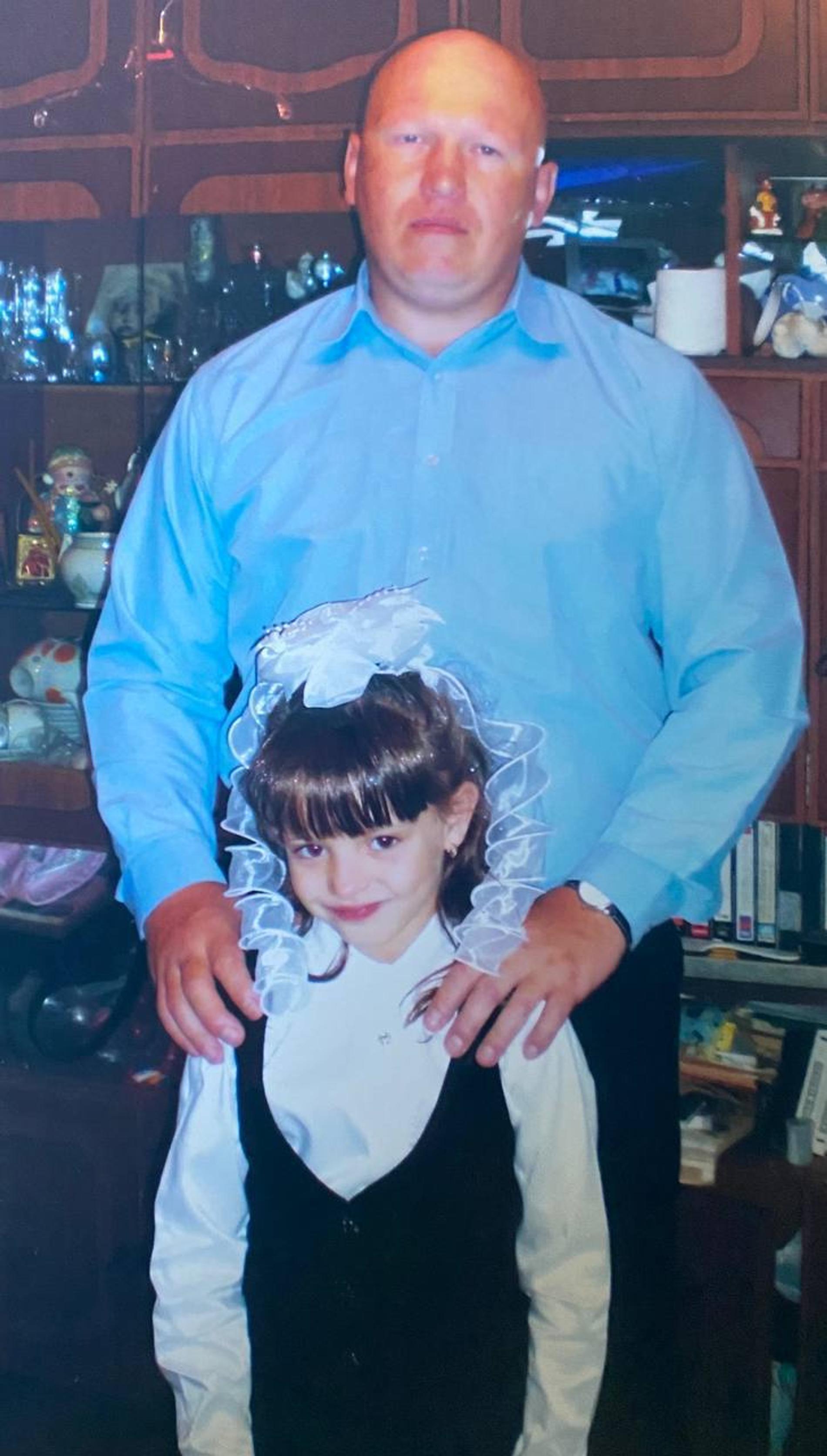 Юля Гаврилина с папой собирается на линейку. Фото: предоставлено командой артиста