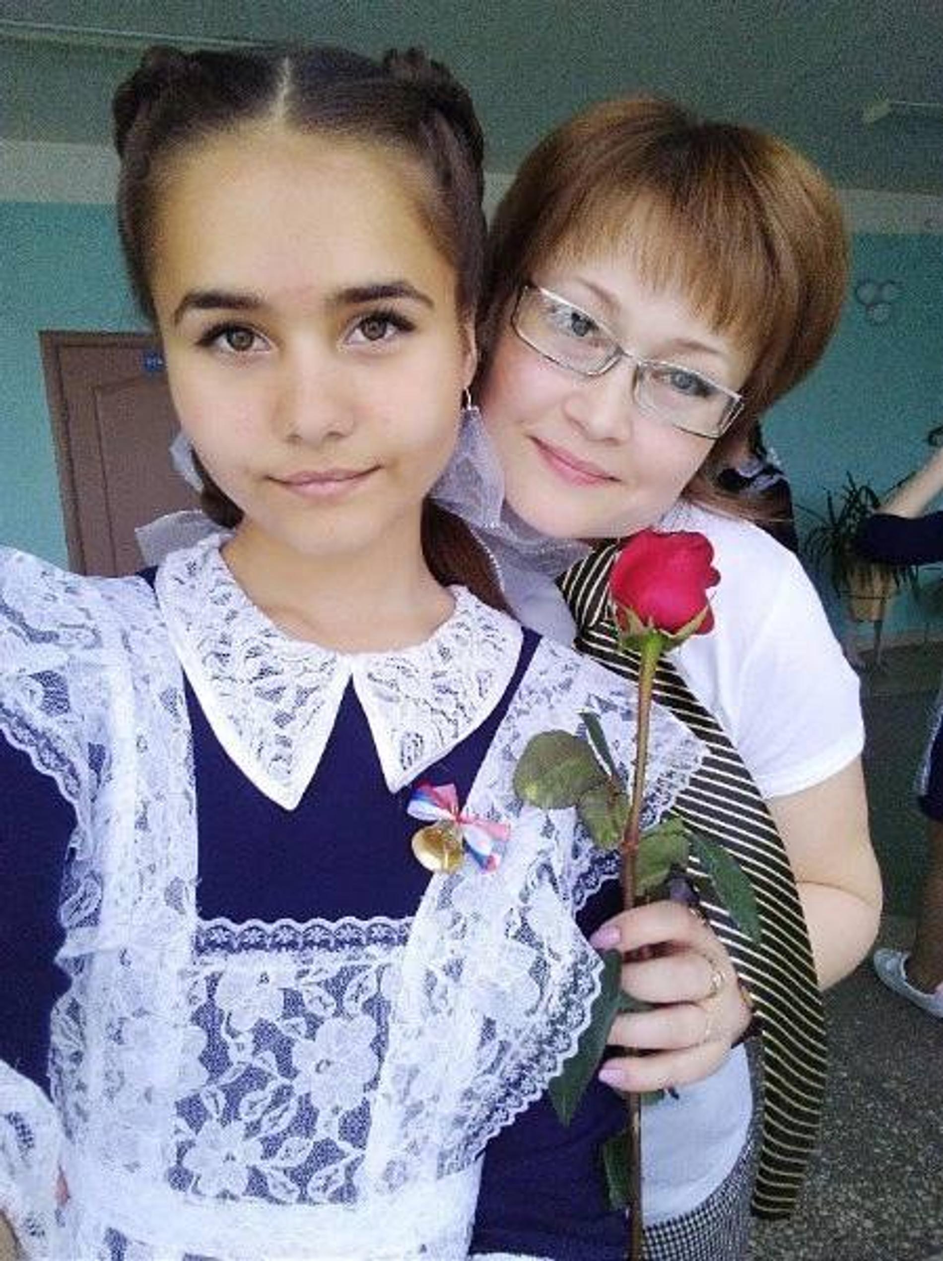 Катя Голышева с мамой в школе. Фото: предоставлено командой артиста