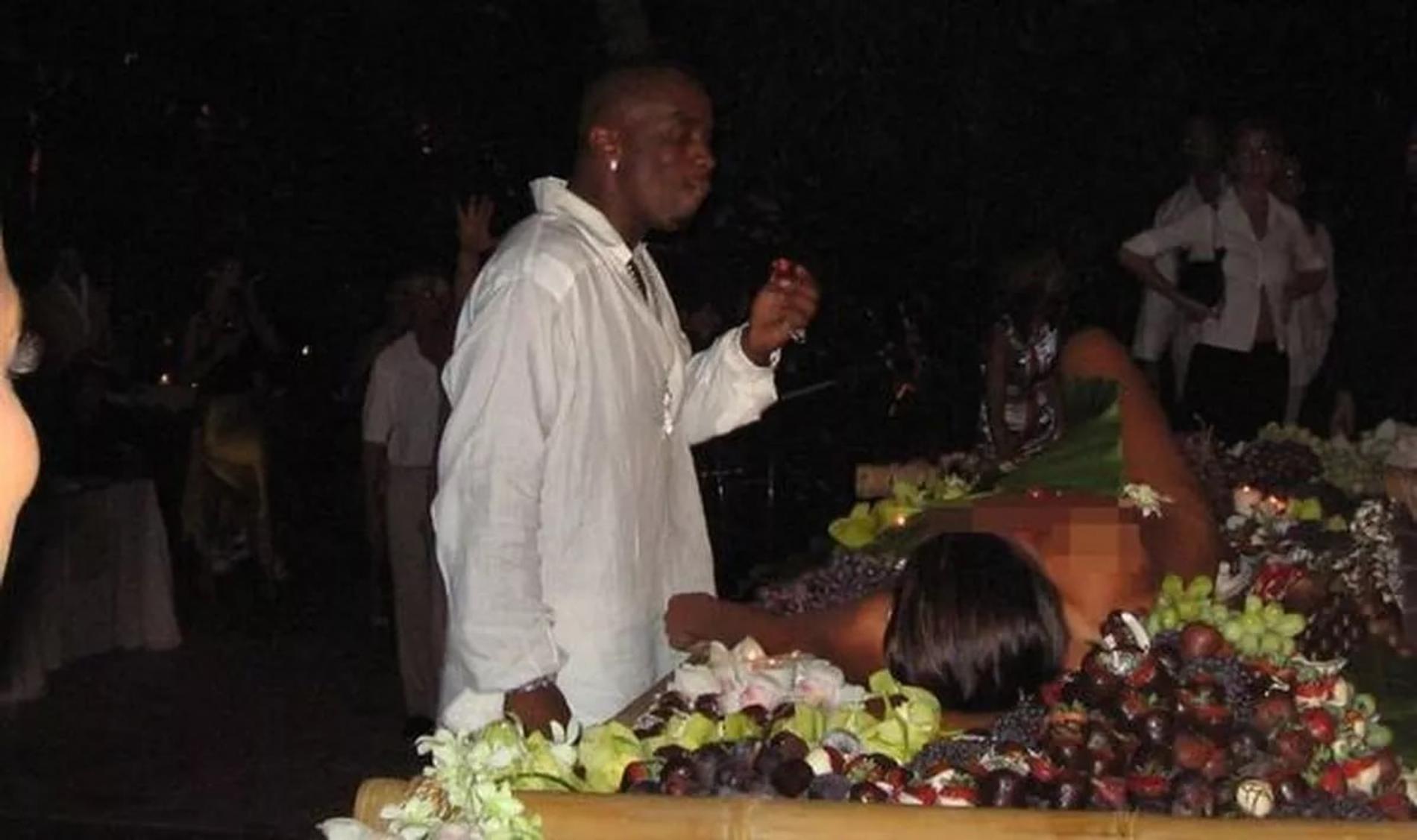 P. Diddy ест виноград с тела обнаженной девушки.