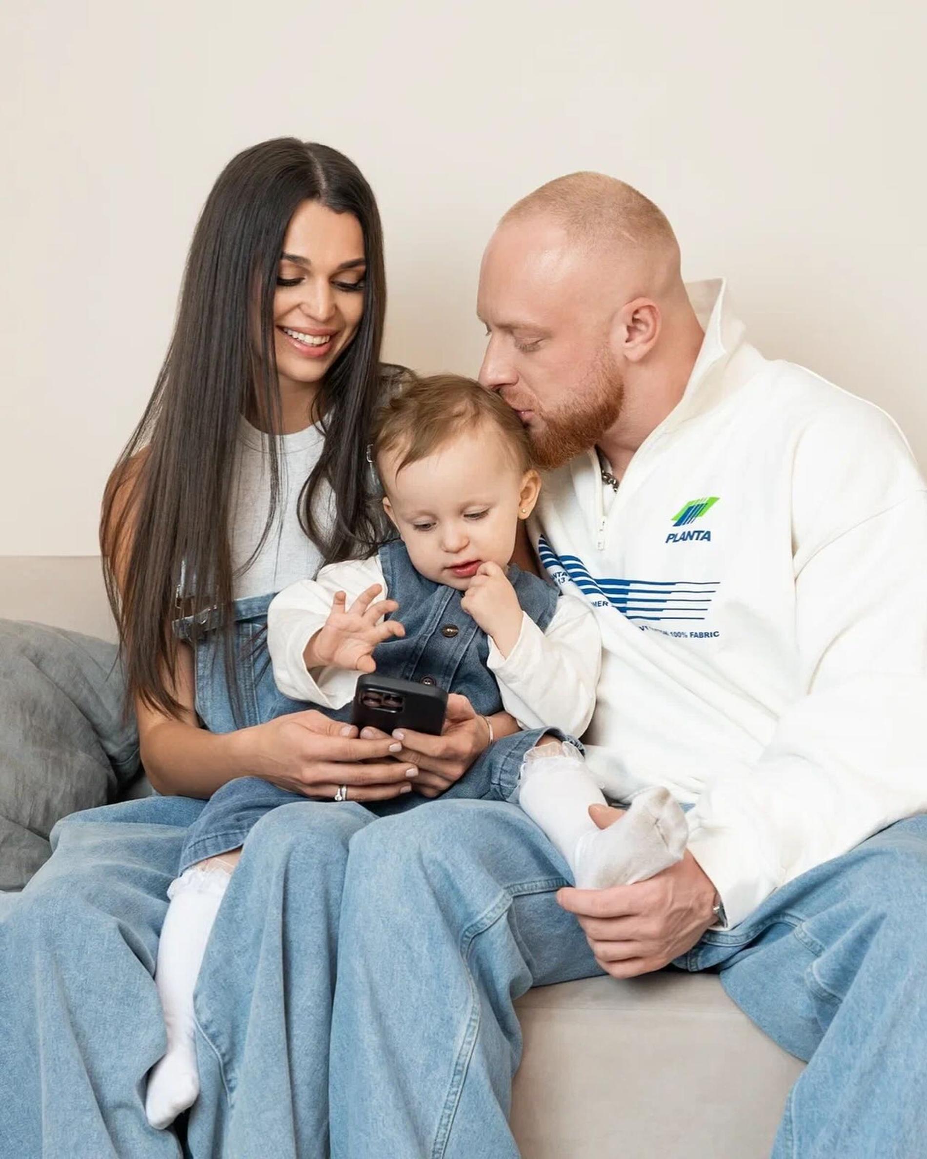 Леша Свик с женой и дочкой. Фото: Инстаграм* @alex_svik