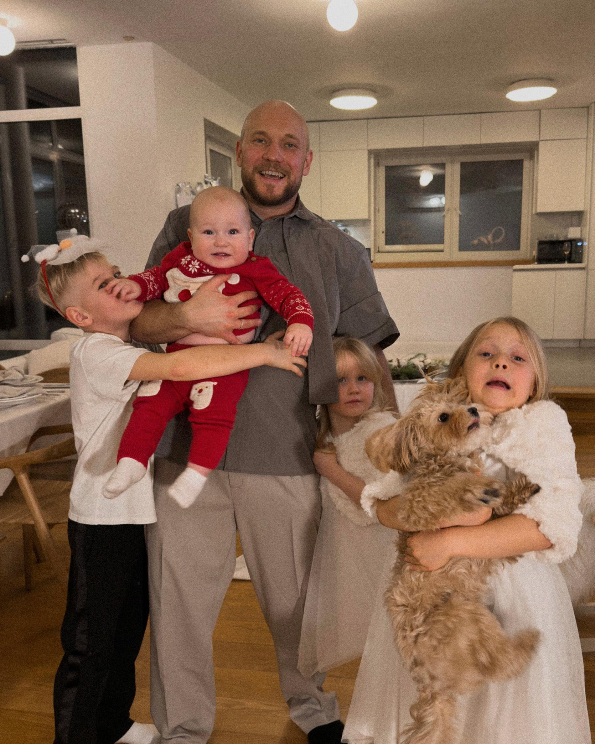 Владимир Селиванов с Евой, восьмимесячным сыном Кириллом и детьми Александры Калмыковой от первого брака. Фото: Инстаграм* @selivanova.alexa