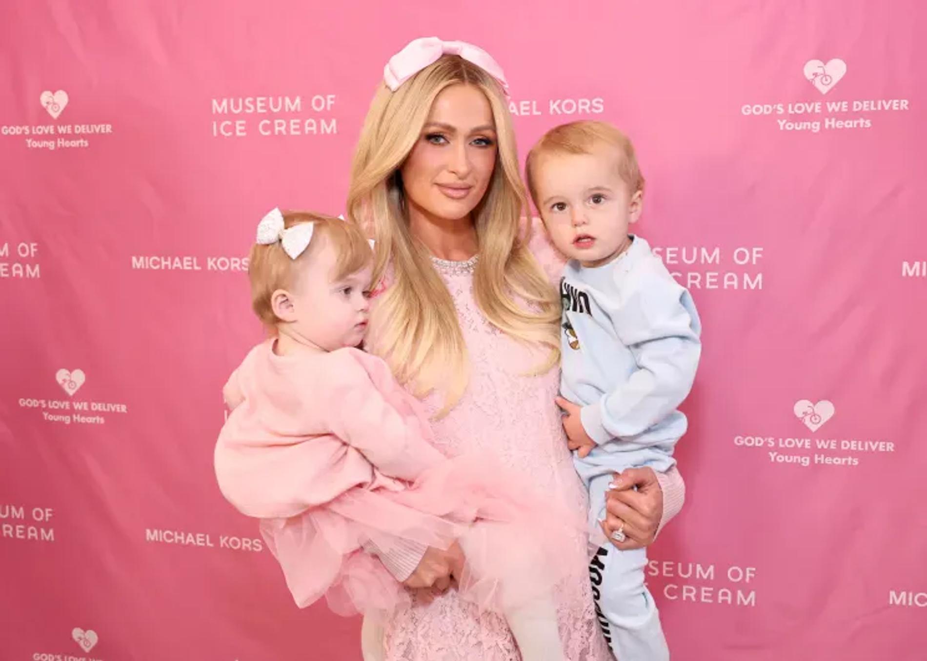 Пэрис Хилтон с сыном Фениксом и дочерью Лондон. Фото: Getty Images