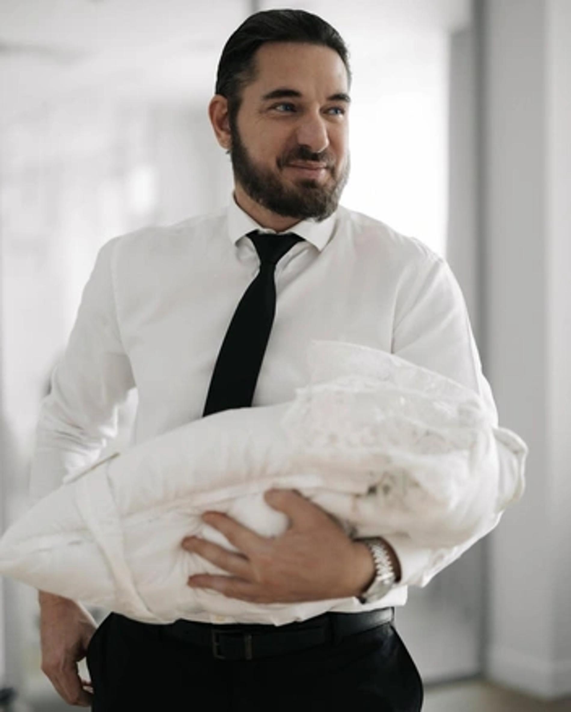 Курбан Омаров с новорожденным сыном. Фото: Инстаграм* @zimamoscow