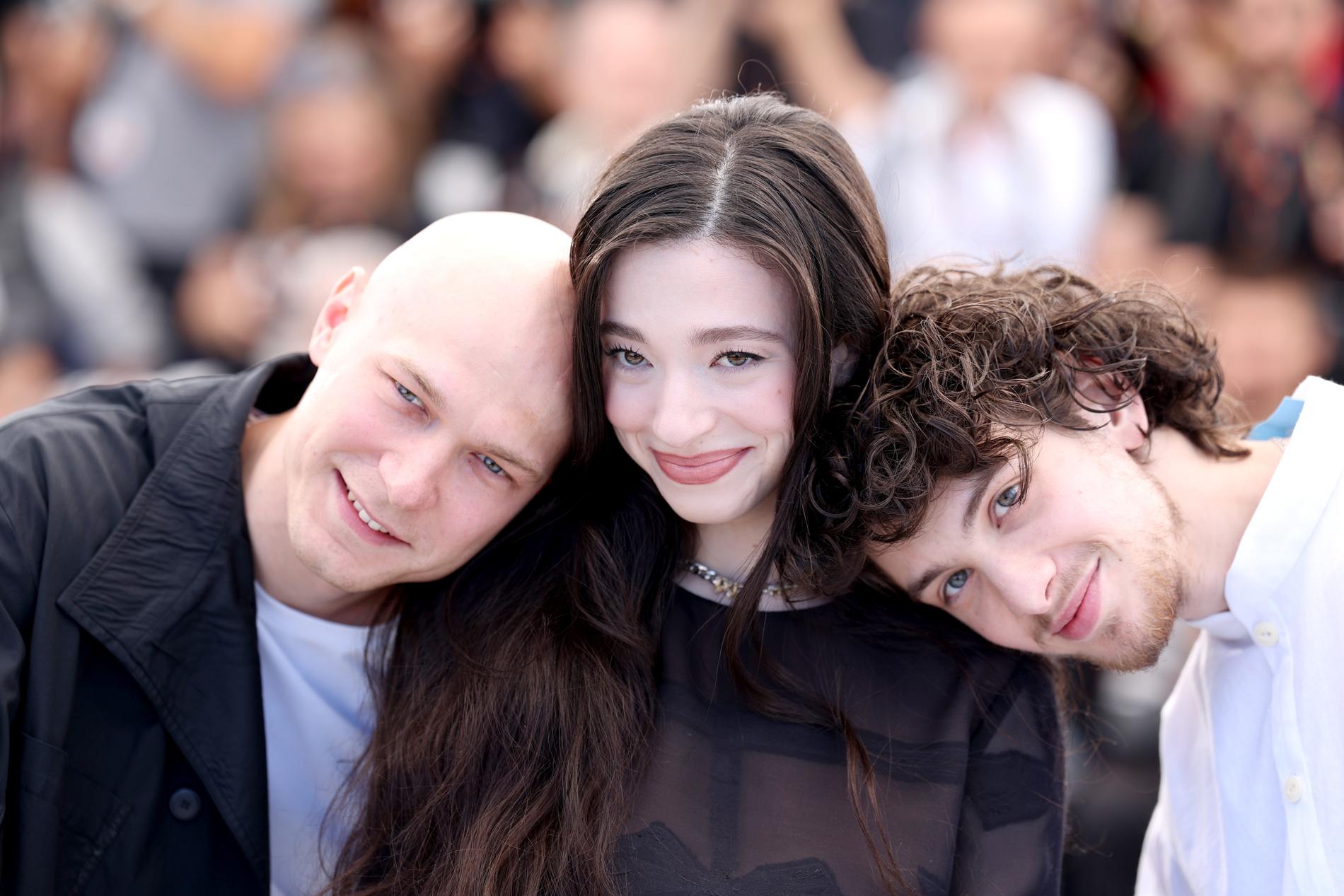 Юра Борисов, Майки Мэдисон и Марк Эйдельштейн на Каннском кинофестивале. Фото: Getty Images