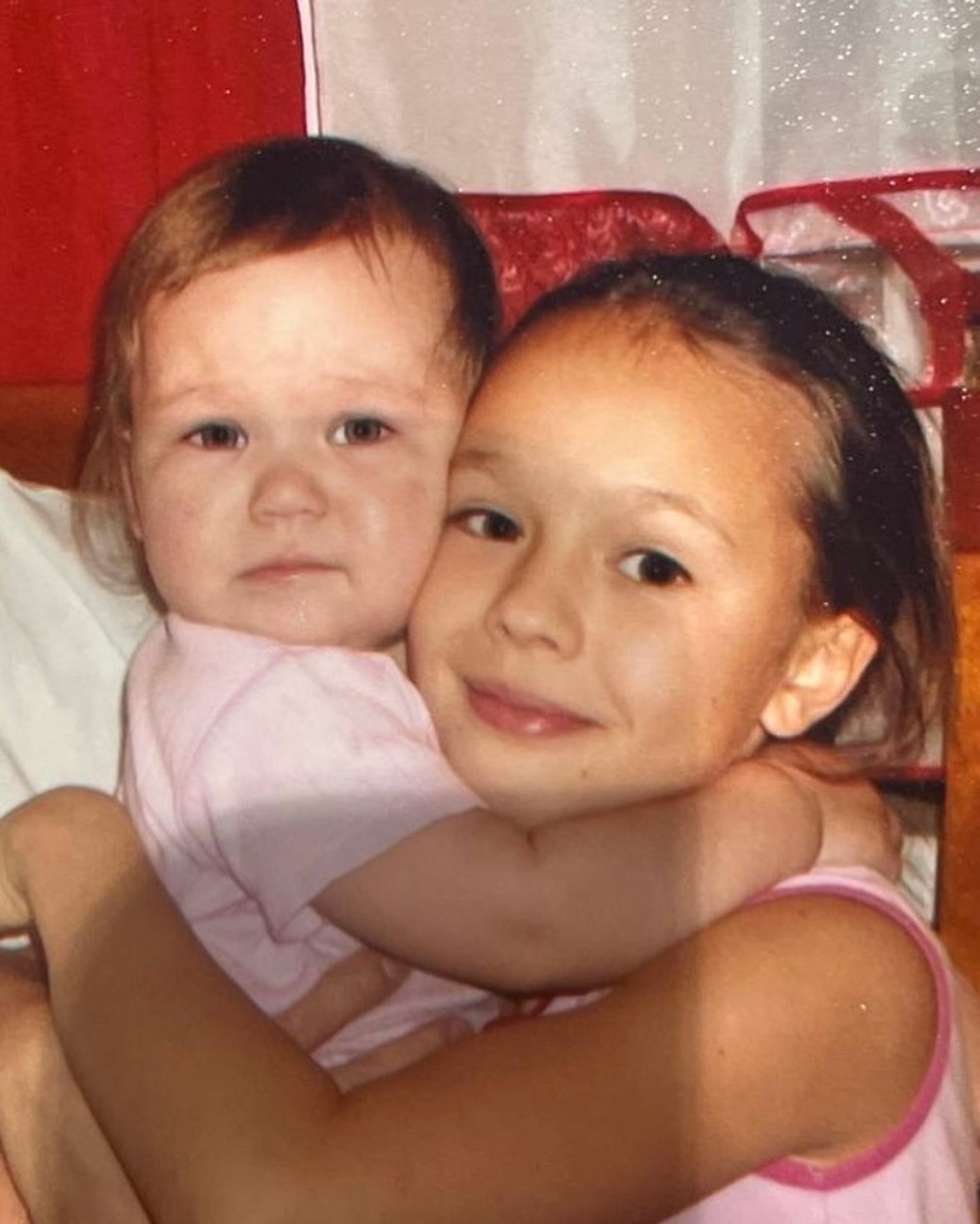 Дарья Зотеева с сестрой Ритой. Фото: Инстаграм* @instasamka