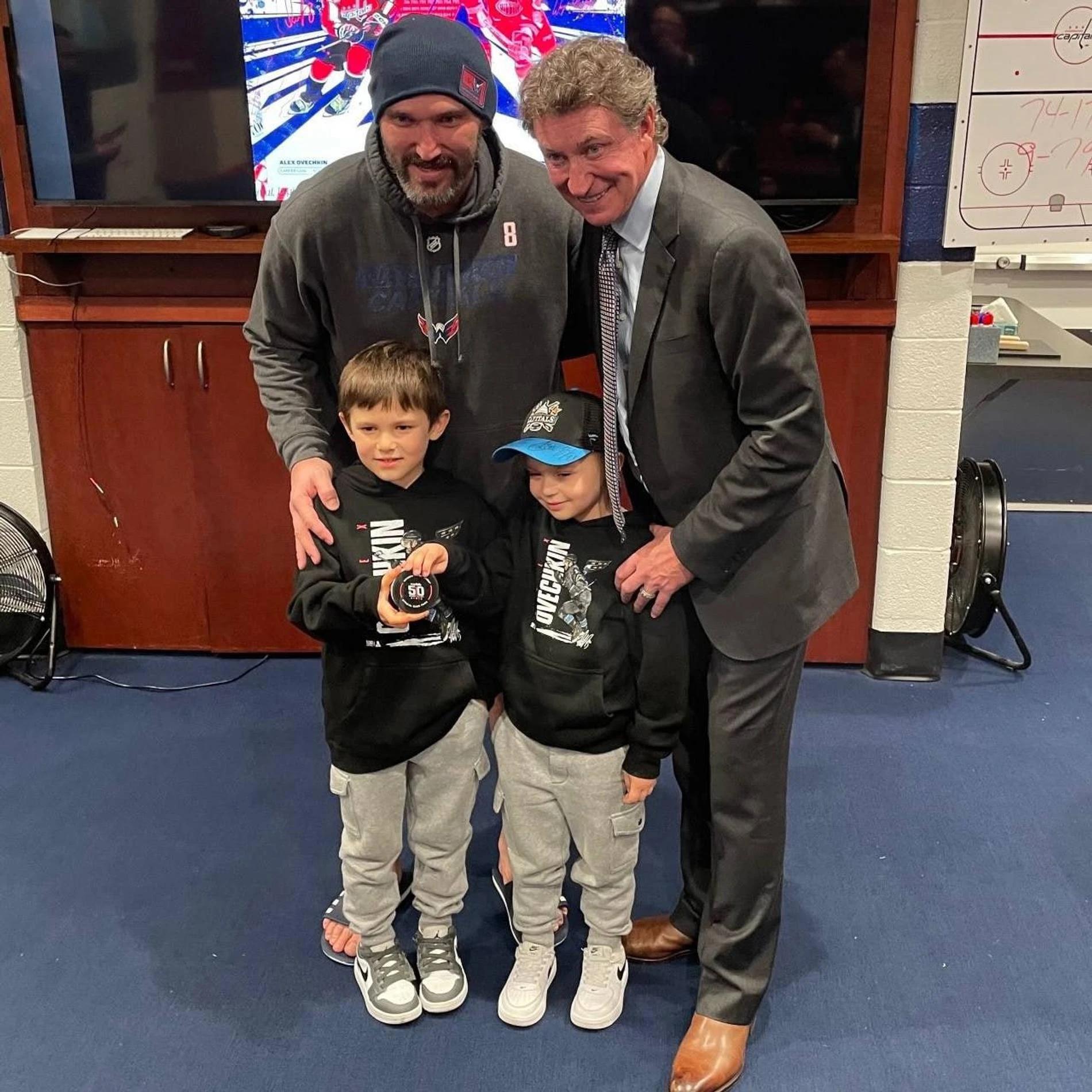 Александр Овечкин, его сыновья и Уэйн Гретцки. Фото: Инстаграм*