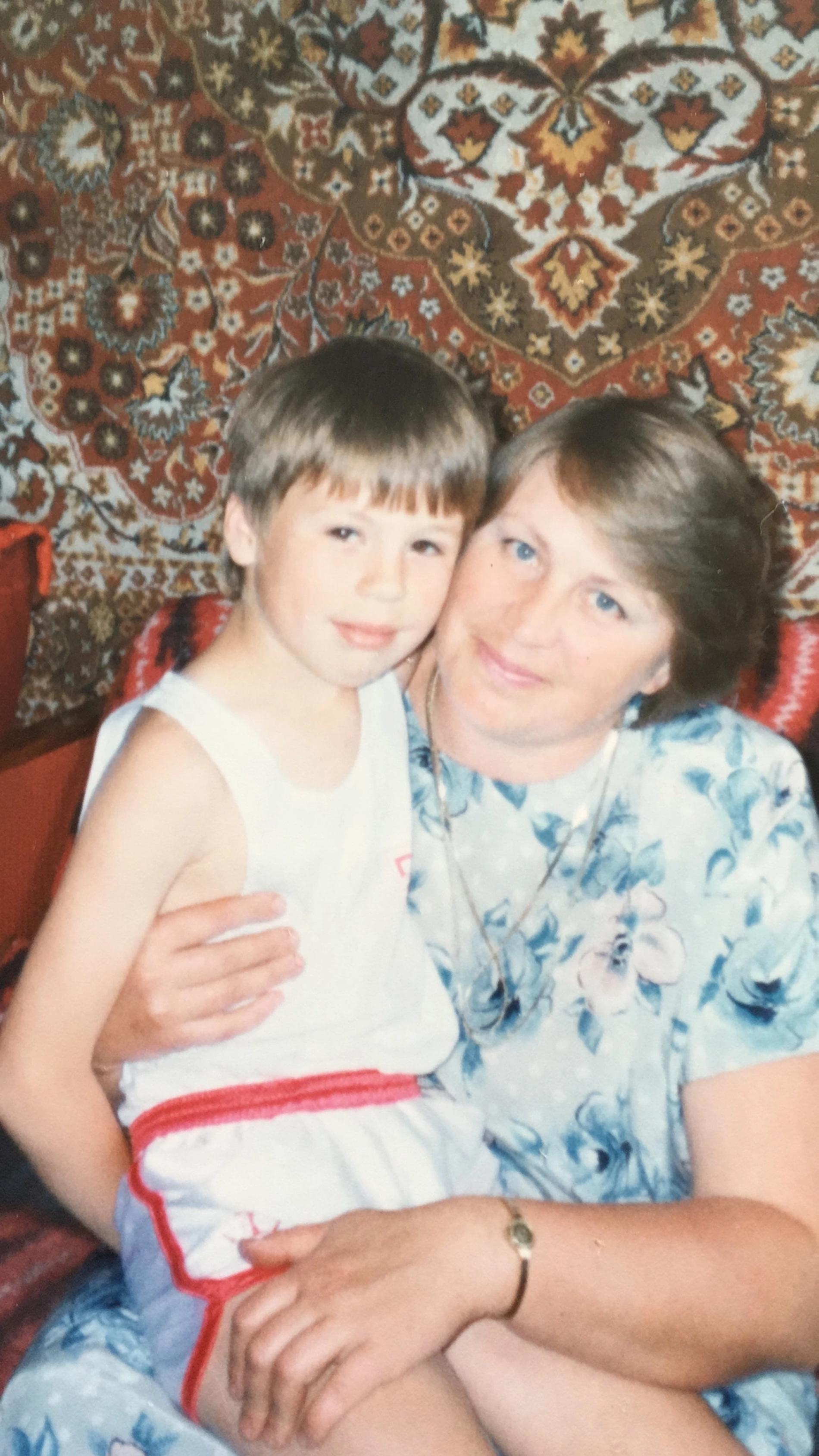 Федор Белогай в детстве с мамой. Фото: соцсети Татьяны Белогай