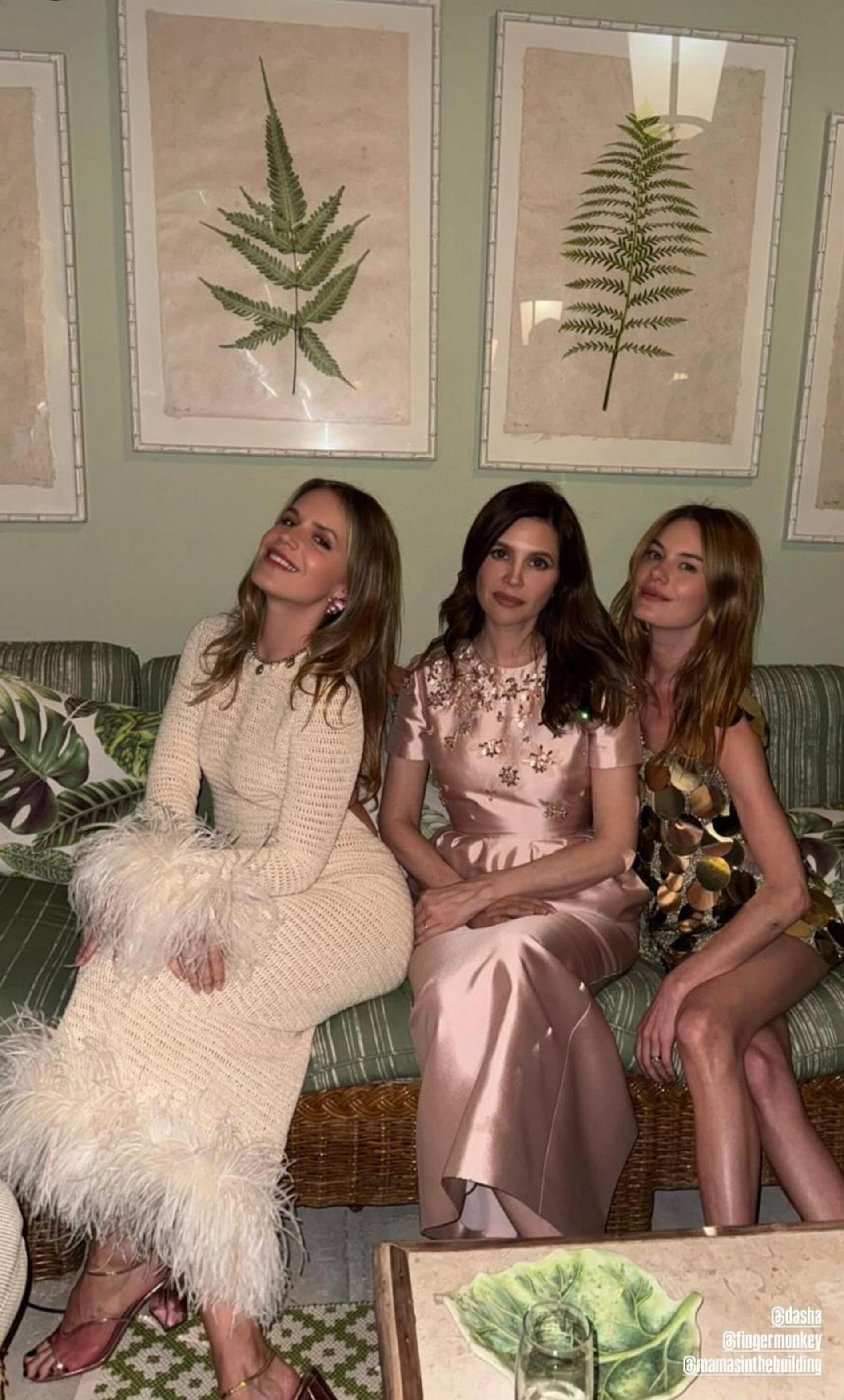 Даша Жукова (посередине) с Камиль Роу и сестрой Ставроса Ниархоса. Фото: Инстаграм (запрещён в РФ) @dasha