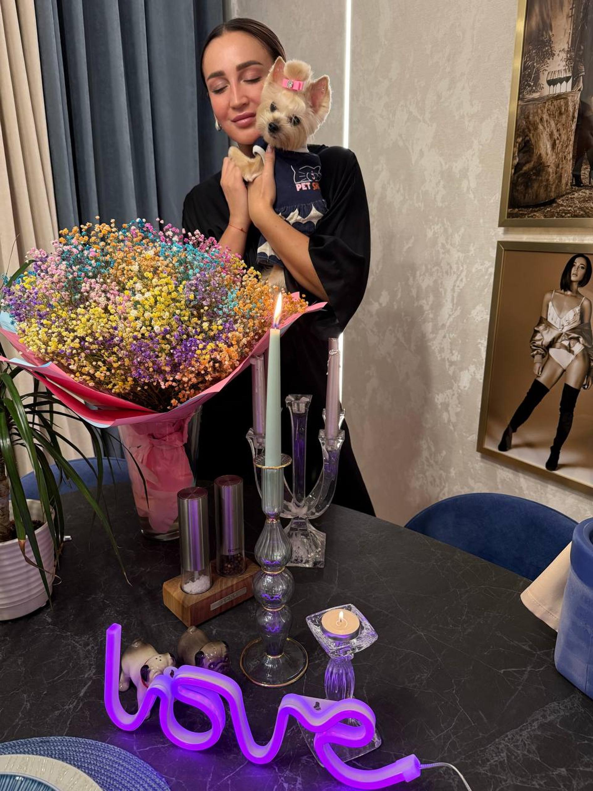 Ольга перед долгой поездкой прощается со своей собакой, йорком Евой. Фото: Telegram-канал Ольги Бузовой