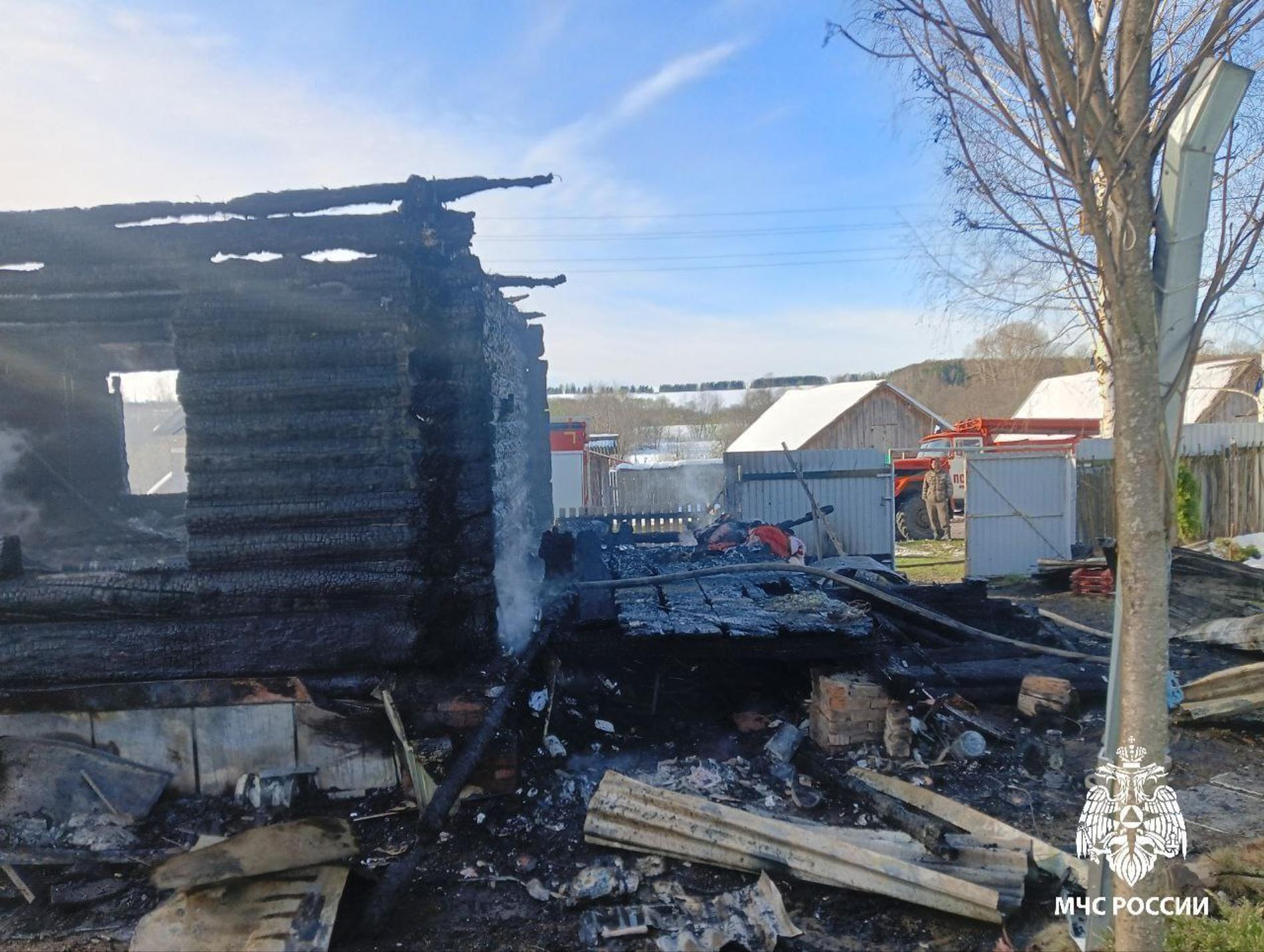 Участок с домом после ликвидации пожара. Фото: телеграм-канал @mchsUR