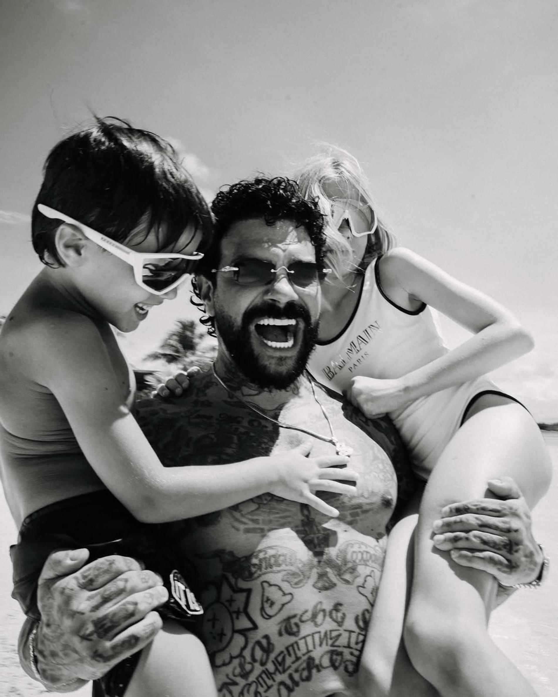 Тимати с сыном Ратмиром и дочерью Алисой на Мальдивах. Фото: Инстаграм (запрещен в РФ) @timatiofficial