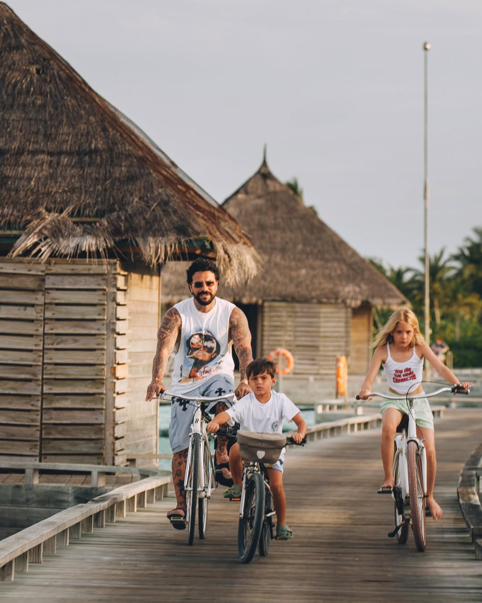 Тимати с сыном Ратмиром и дочерью Алисой на Мальдивах. Фото: Инстаграм (запрещен в РФ) @timatiofficial