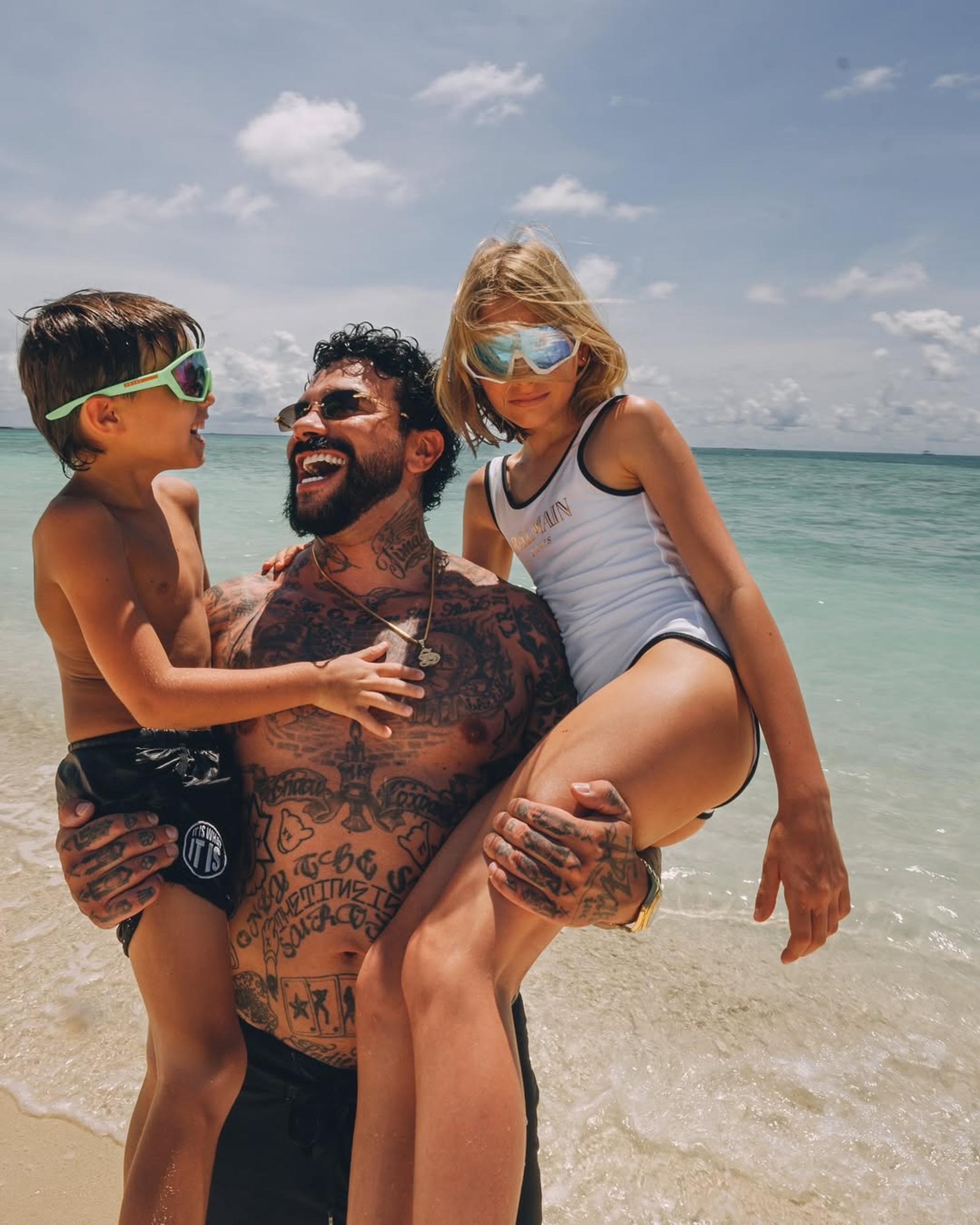 Тимати с сыном Ратмиром и дочерью Алисой на Мальдивах. Фото: Инстаграм (запрещен в РФ) @timatiofficial