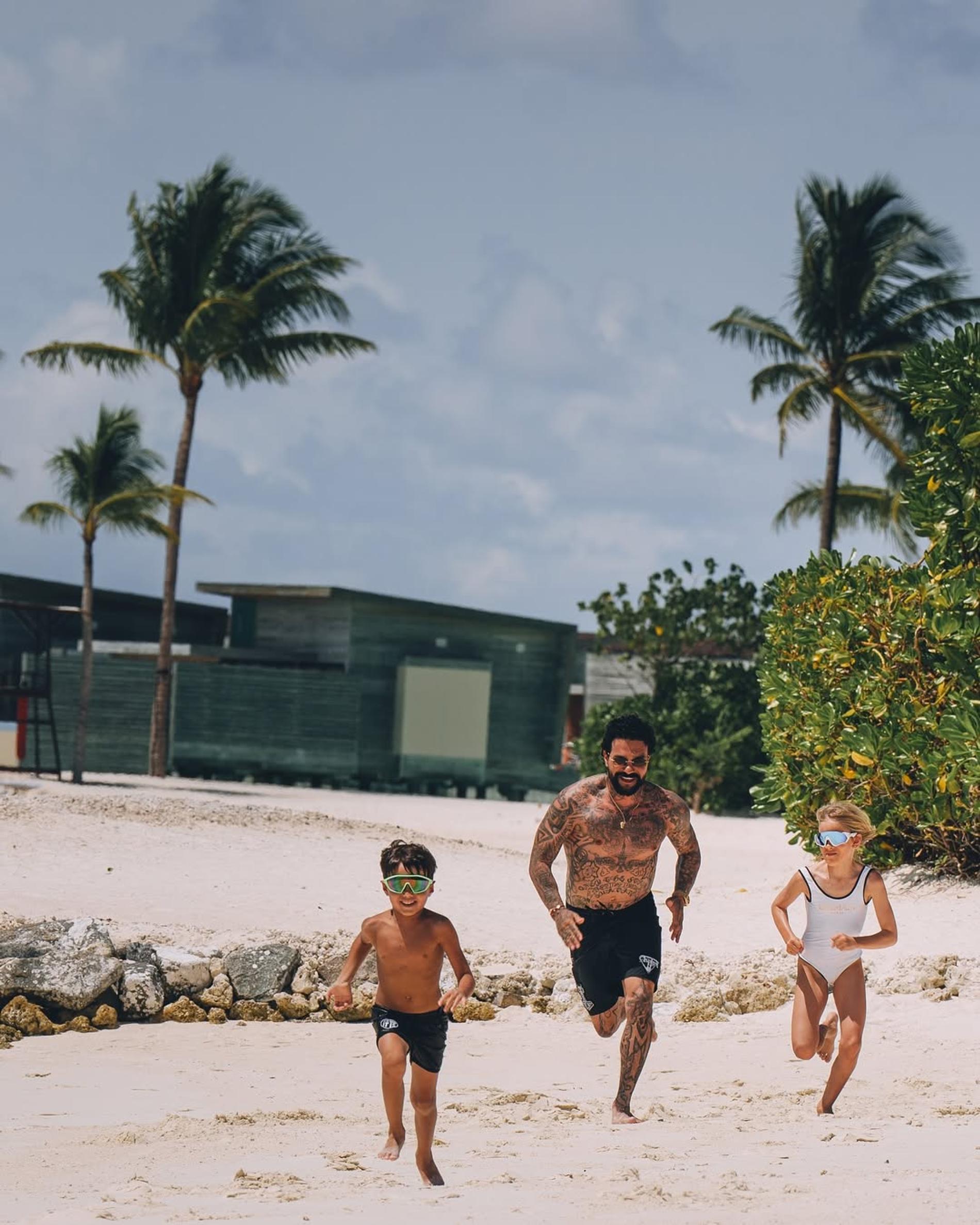 Тимати с сыном Ратмиром и дочерью Алисой на Мальдивах. Фото: Инстаграм (запрещен в РФ) @timatiofficial