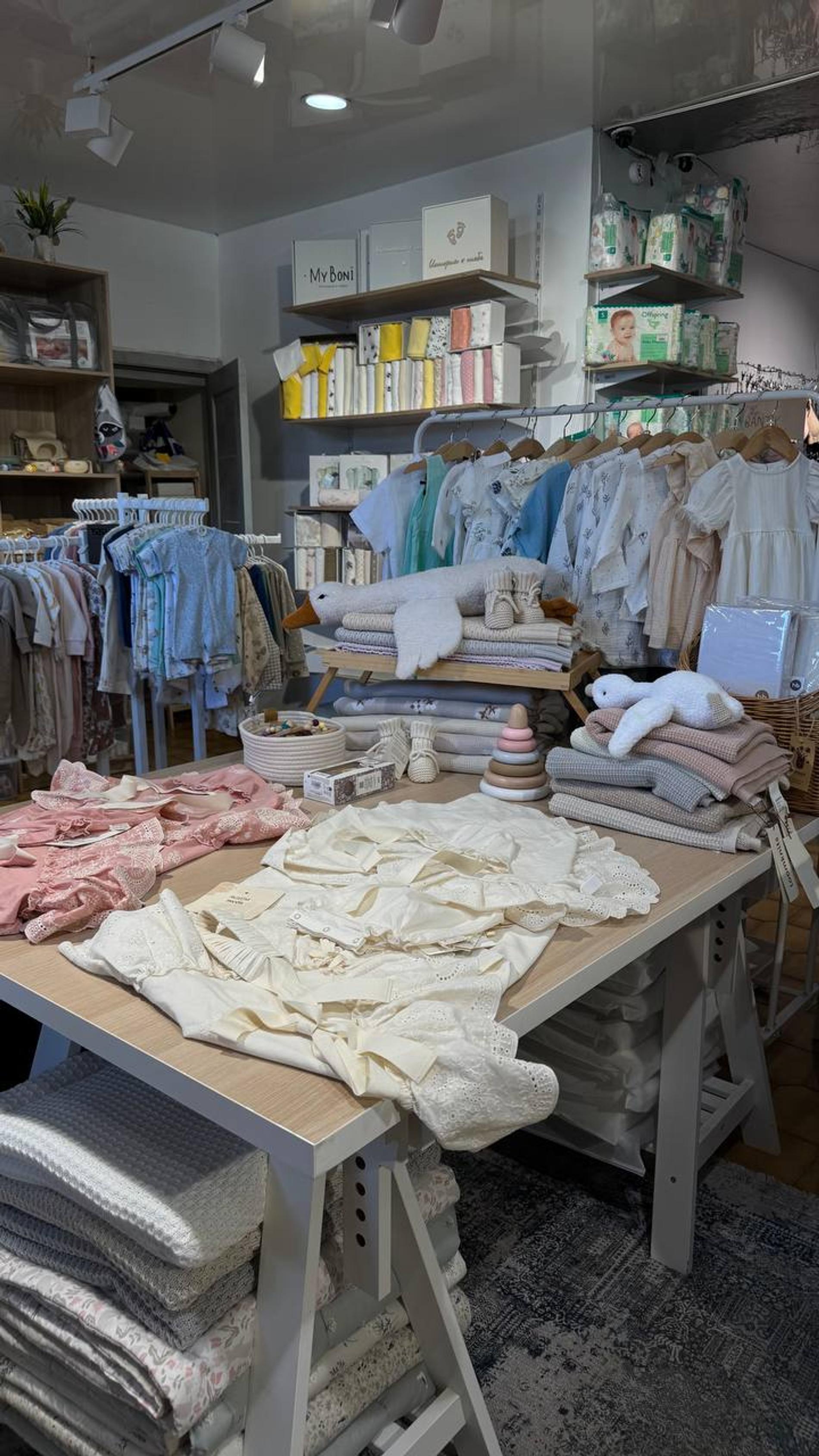 Валентина Иванова выбирает для ребёнка вещи нейтральных цветов. Фото: Telegram-канал Валентины Ивановой