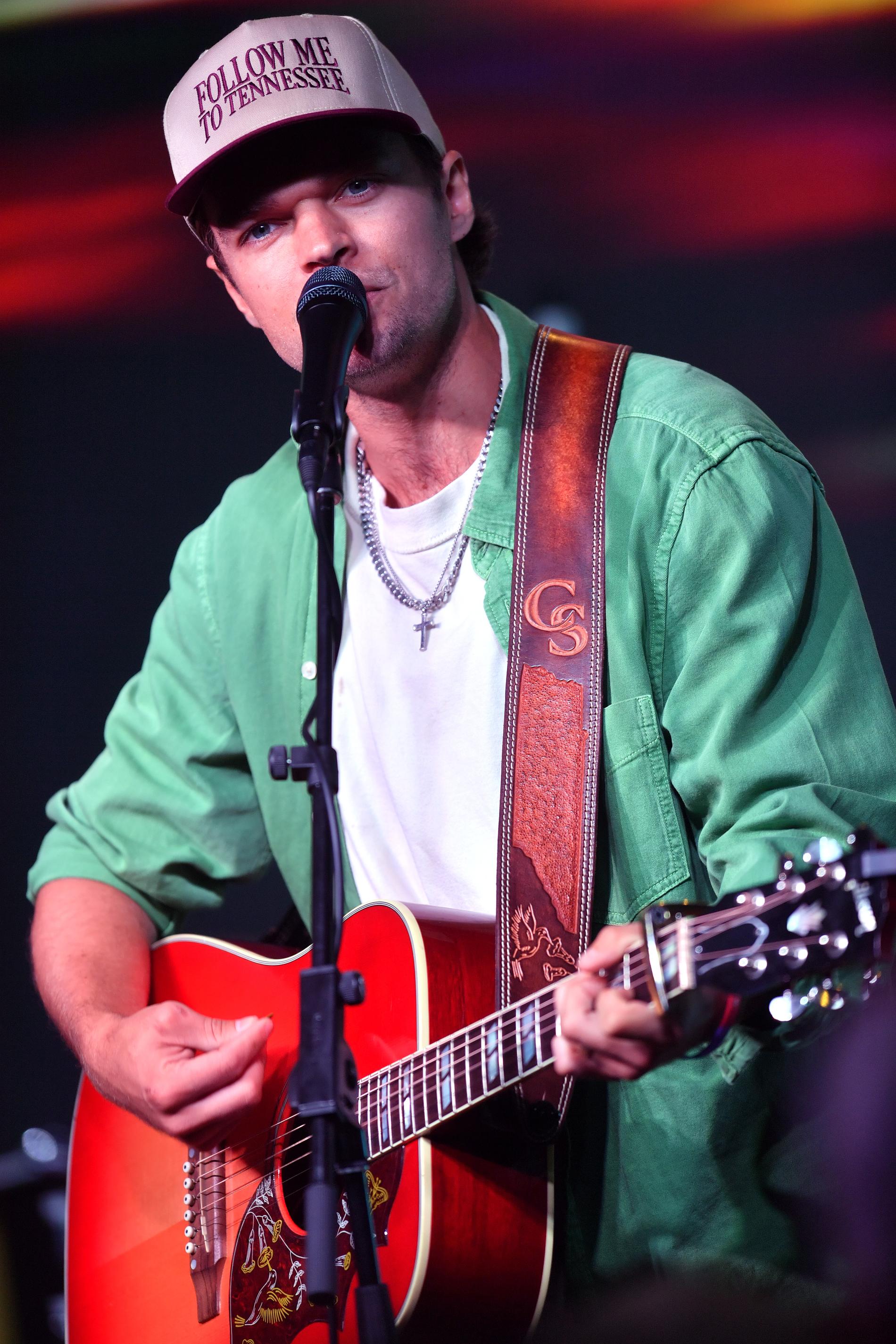 Коннер Смит выступает на сцене. Фото: Getty Images