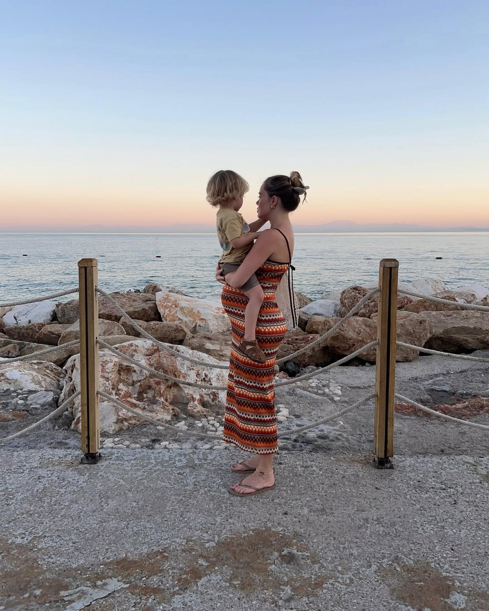 Дарья Шашина с сыном. Фото: Инстаграм (запрещён в РФ) @dariachebanov