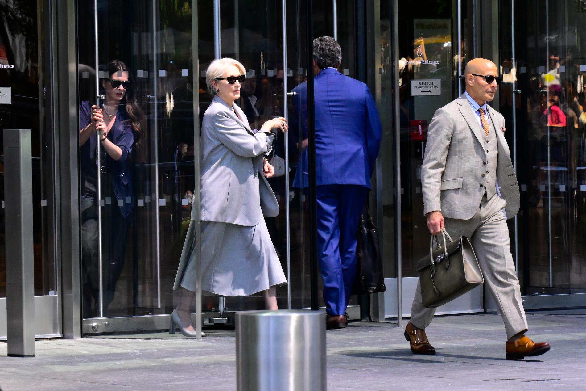 Энн Хэтэуэй, Мэрил Стрип и Стэнли Туччи на съёмках фильма «Дьявол носит Prada 2». Фото: Getty Images