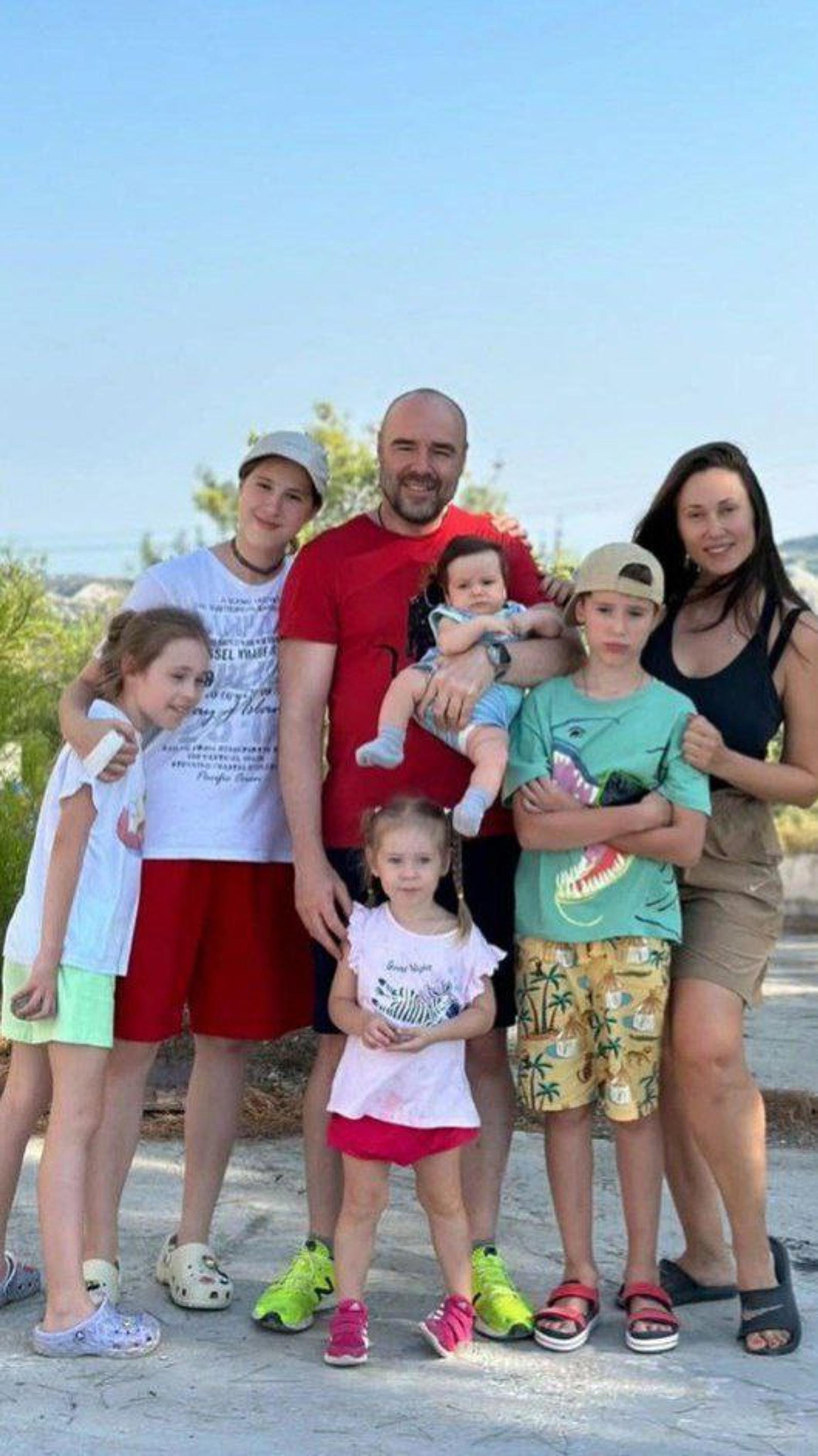 Роман и Елена Товстик с детьми. Фото: соцсети героев материала