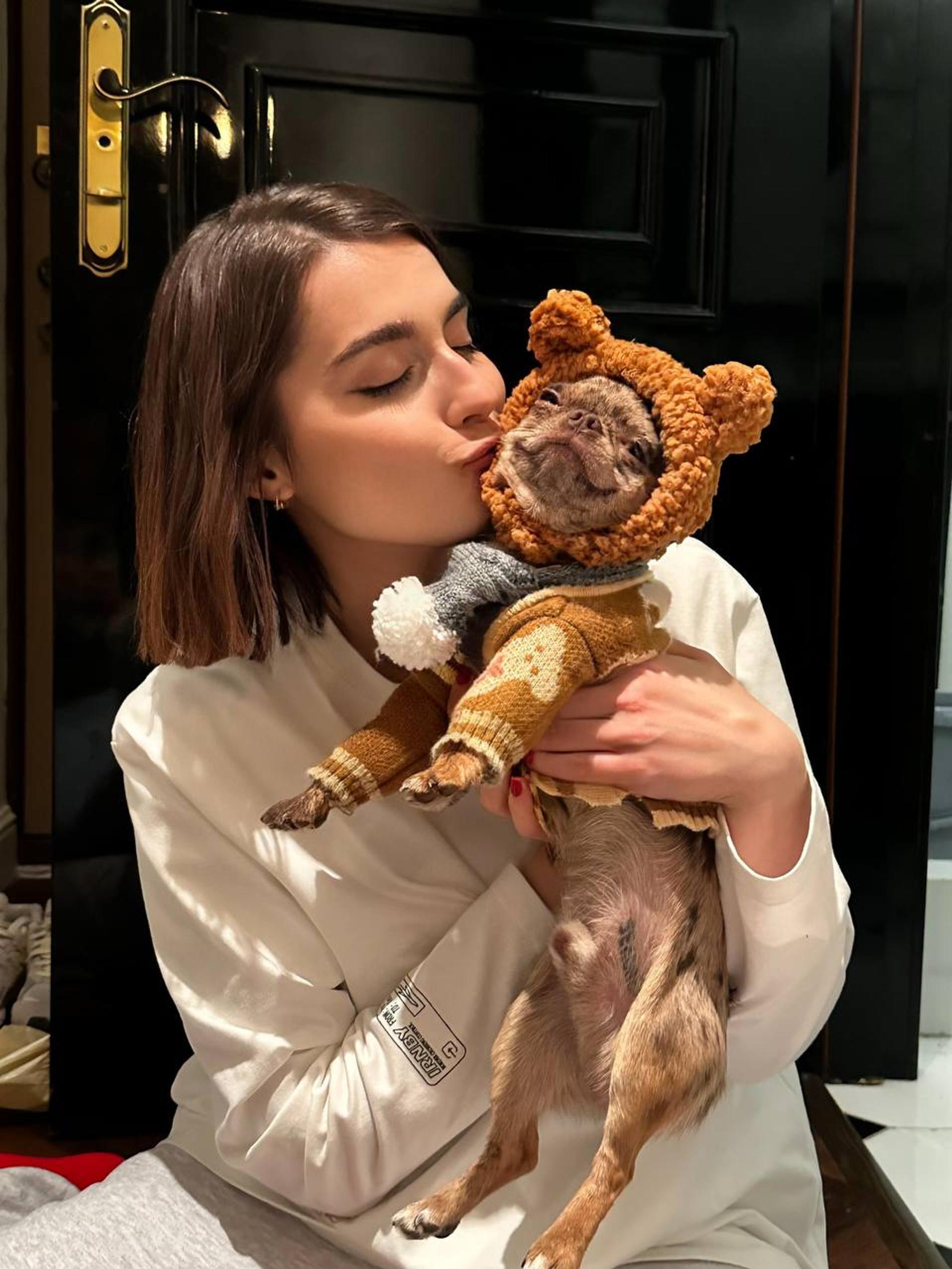 Певица Mona со своим питомцем. Фото: Telegram-канал MONA