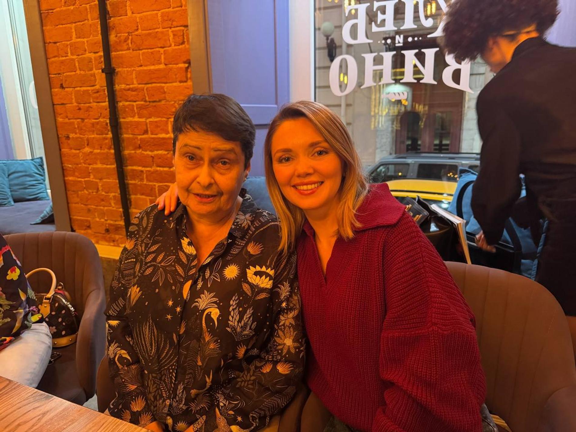 Ольга Кузьмина с учителем. Фото: ТГ-канал olgakuzminaofficial