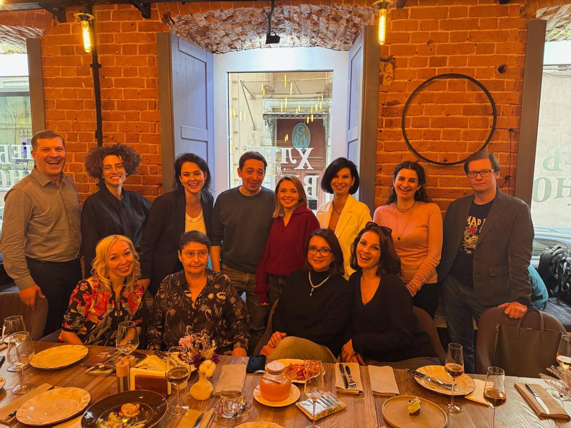 Ольга Кузьмина с одноклассниками. Фото: ТГ-канал olgakuzminaofficial