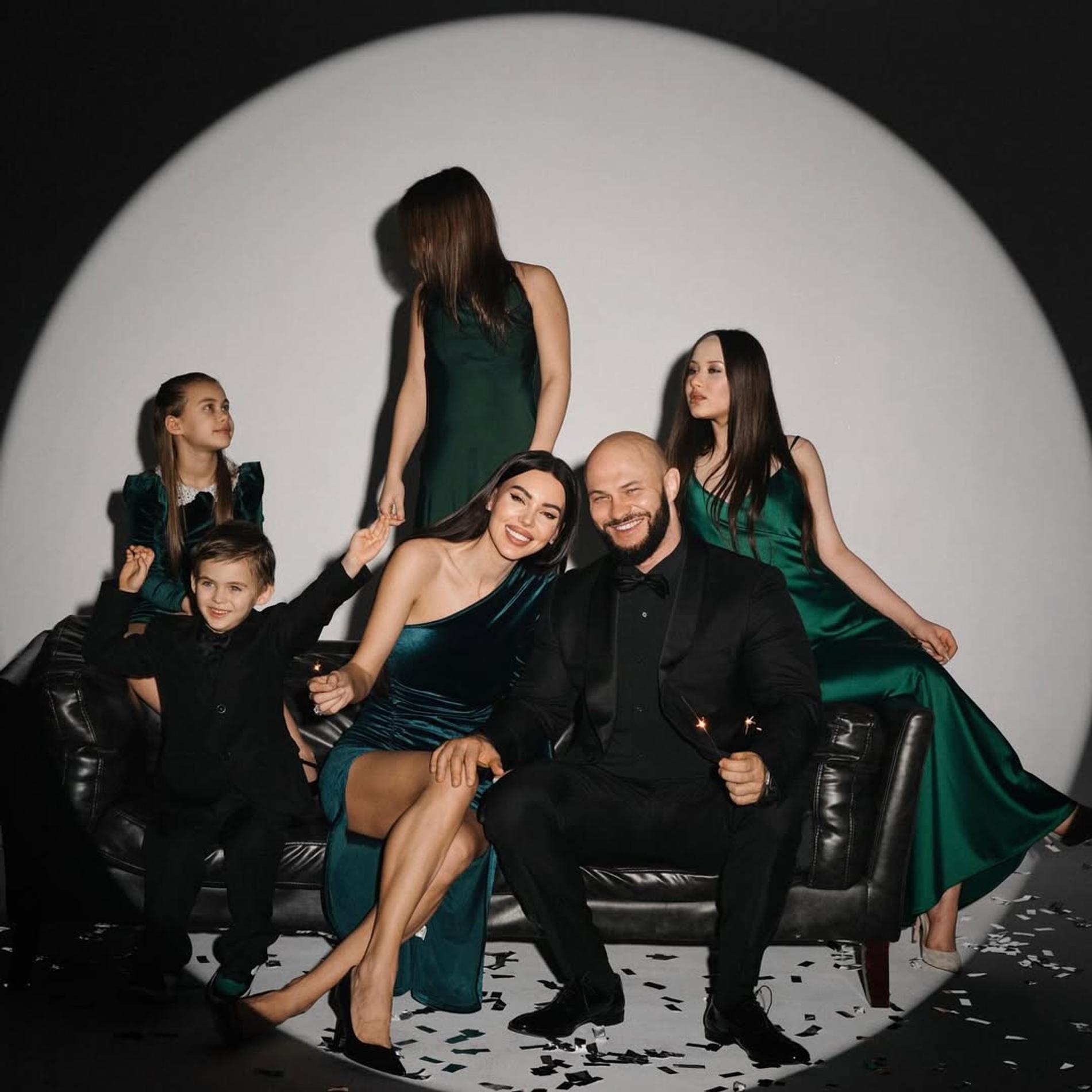 Джиган и Оксана Самойлова с детьми. Фото: Инстаграм (запрещён в РФ) @iamgeegan