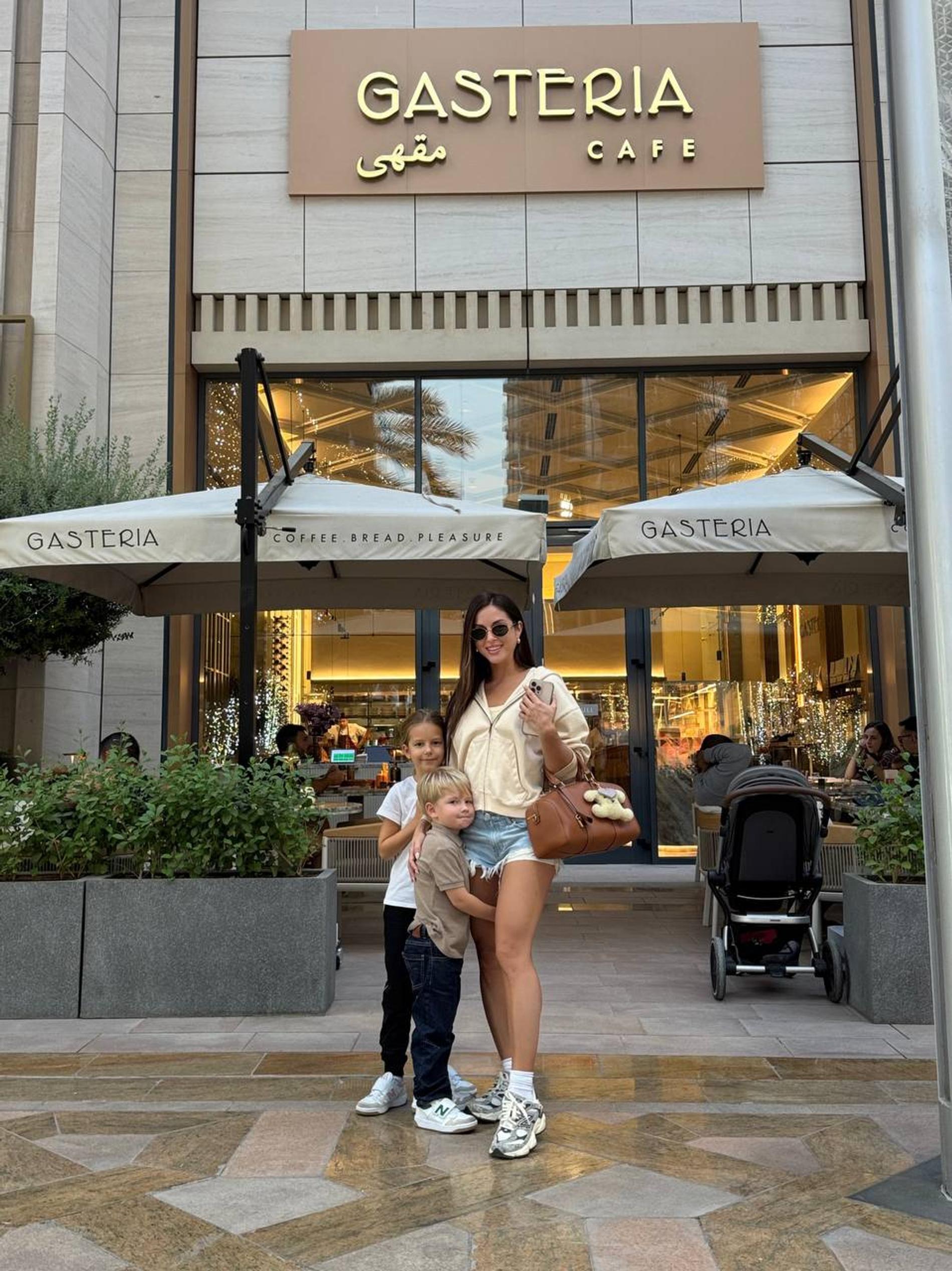 Нюша с Серафимой-Симбой и Саффроном. Фото: Telegram @nyusha_nyusha