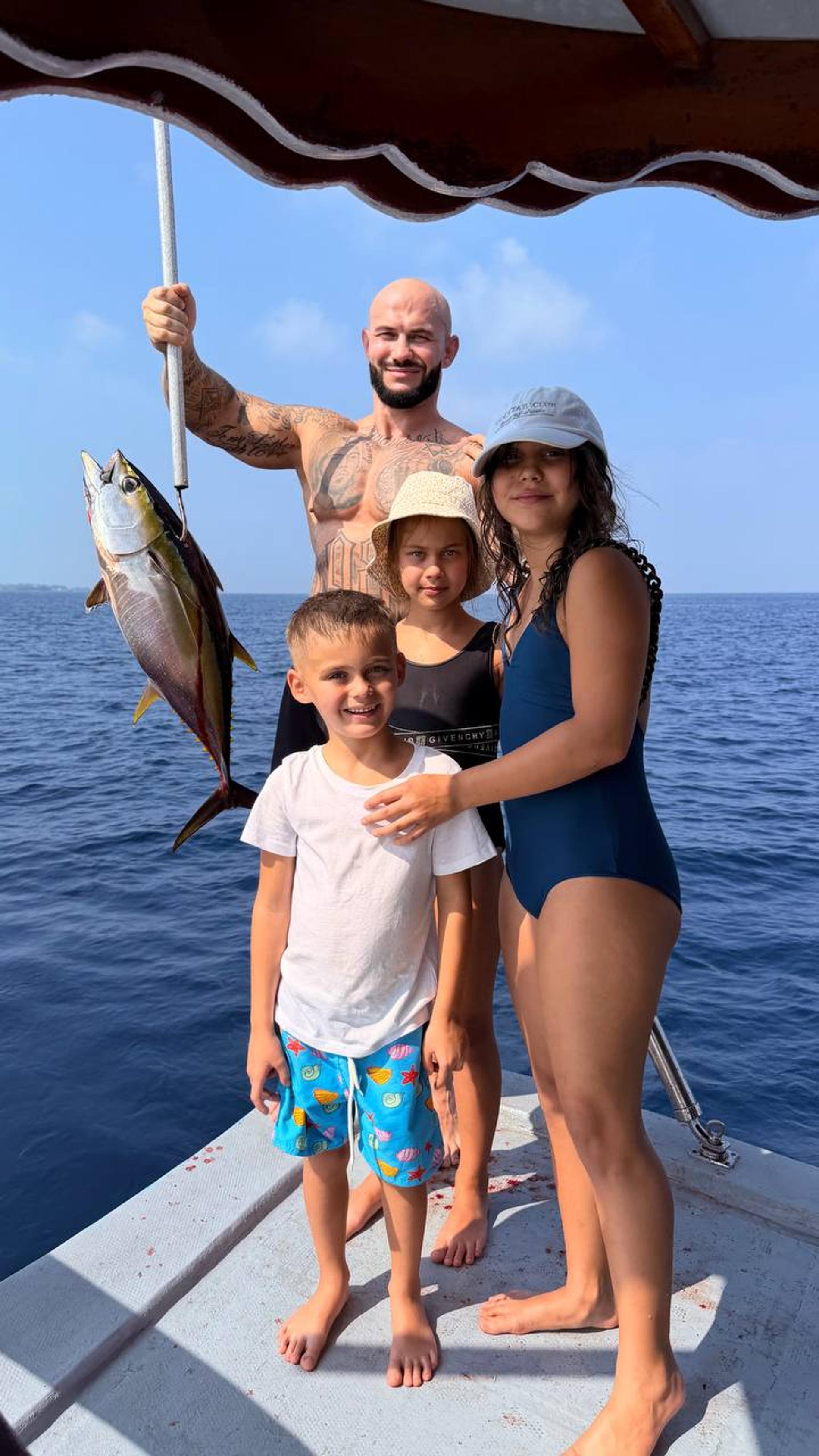 Джиган с детьми на рыбалке. Фото: Telegram @geegunchill